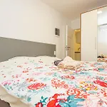 Beach Front Apartment In Brodarica Apartamento