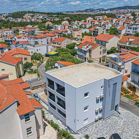 Beach Front Apartment In Brodarica Apartamento *